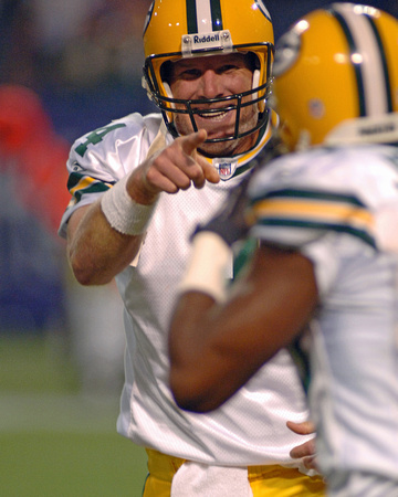 Brett Favre throws a 16-yard touchdown pass to set an NFL record for career touchdown passes at 421